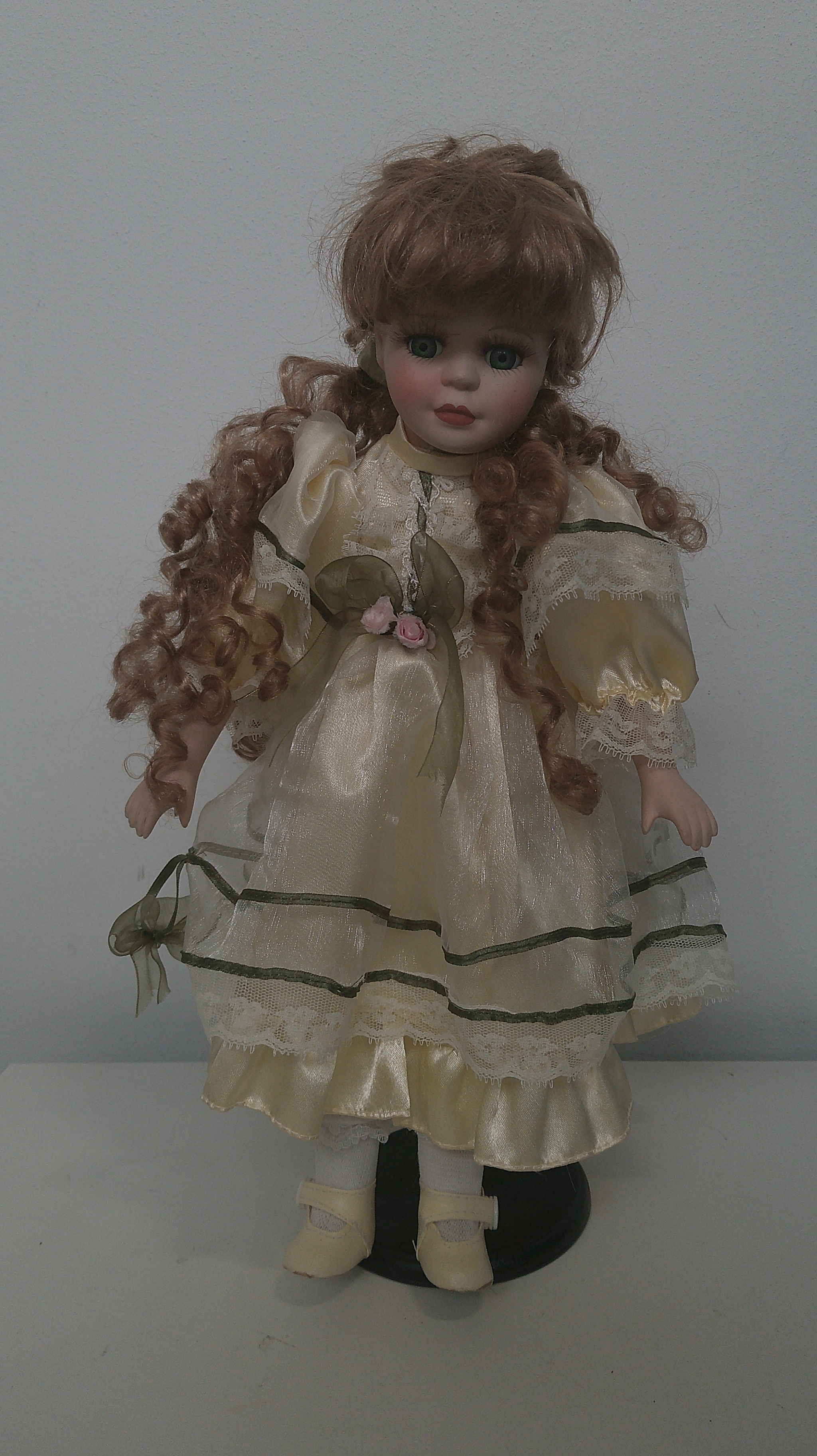 Bambola in ceramica con piedistallo