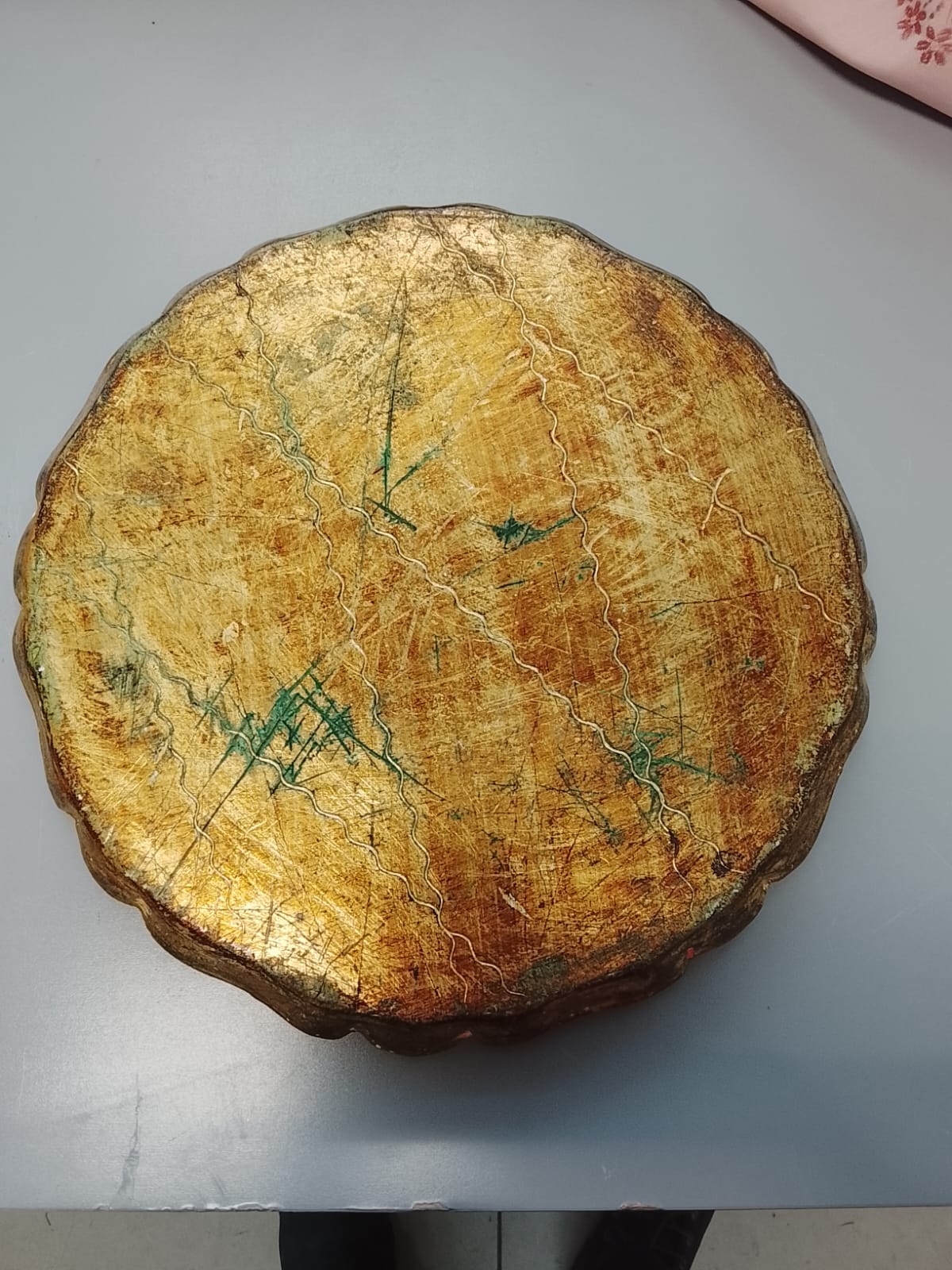 Vassoio in legno dorato