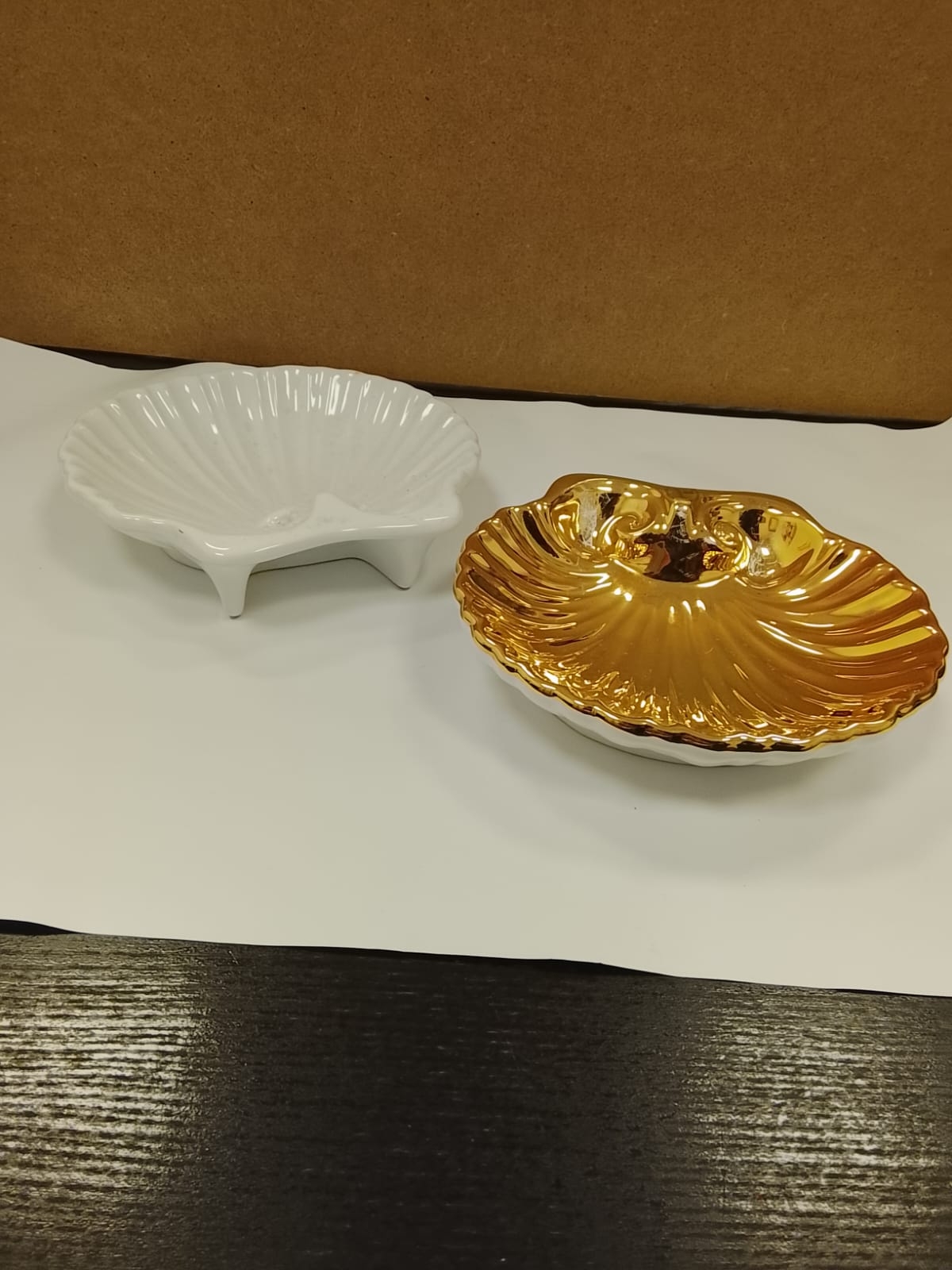 Porta-oggetti a forma di conchiglia (ceramica)